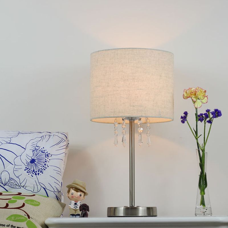 Lampada da tavolo moderna in tessuto Drum, lampada da comodino cromata a 1 lampadina con goccia di cristallo