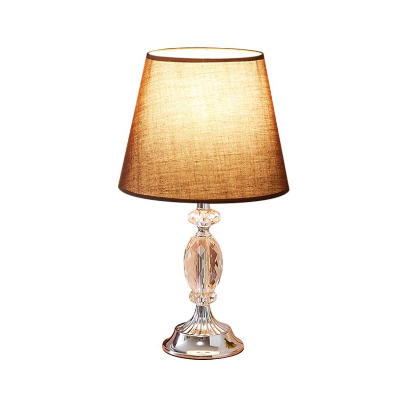 1 Glühbirnenschattentisch Leichte traditionelle Rot/Kaffee/Flachs -Tapered Sleeping Room Nighttange Lampe mit abgeschrägten Kristallblöcken
