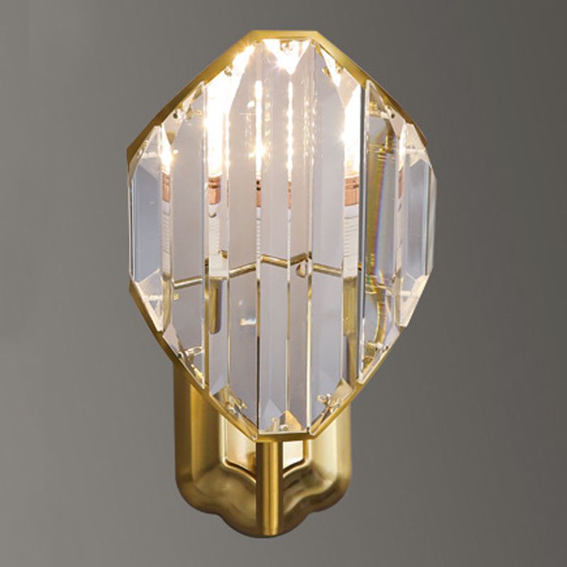 Geometrischer Schatten Einleichter Wandleuchter moderner Kristallwandmontage Leuchte in Messing