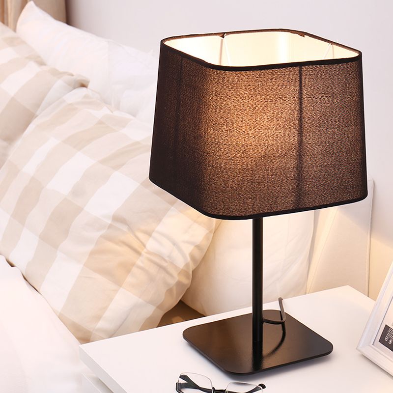 Lampe de table de nuit Simplicity à 1 ampoule, lampe de bureau cuboïde noire enfichable avec abat-jour en tissu pour chevet