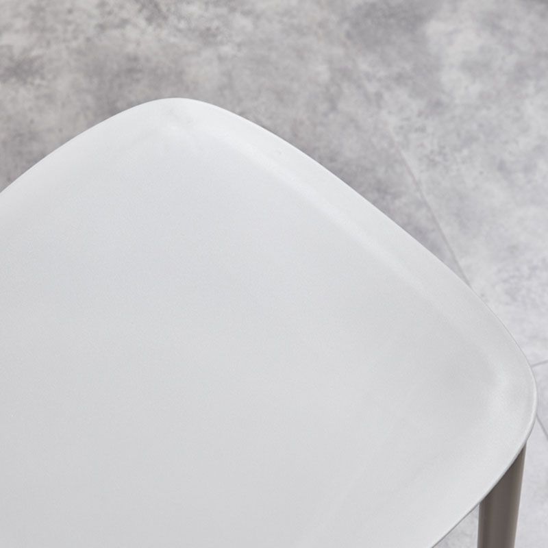 Silla lateral casera de plástico moderna con respaldo abierto y acabado mate