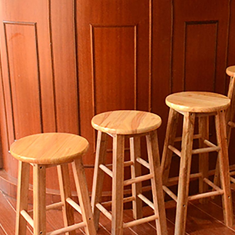 Moderner armloser, rückenfreier Barhocker aus Holz mit Holzsitz und Pedal