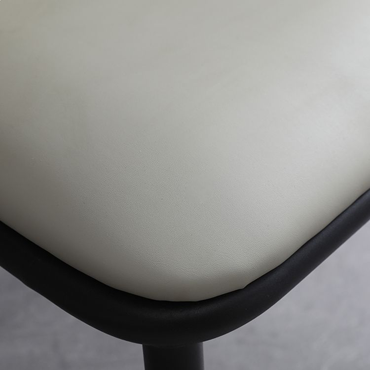 El comedor moderno preside la butaca curvada de cuero mate de Parsons