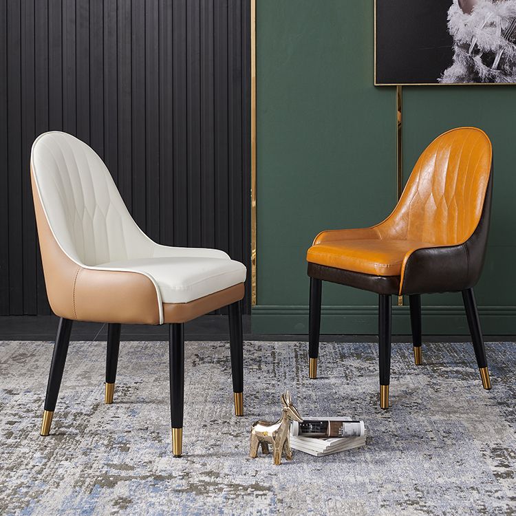 Chaise de salle à manger en cuir de style glam nordique chaise Parsons chaise avec des jambes en bois