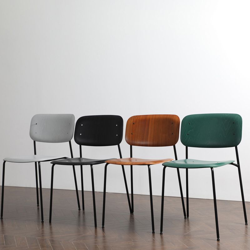 Chaise d'intérieur industrielle avec dossier ouvert en bois et pieds en métal, chaise de salle à manger