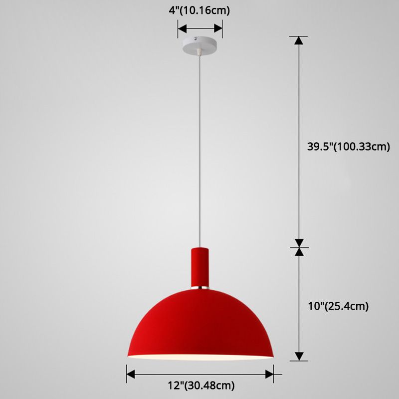 Lampada a sospensione in metallo emisferico a sospensione emisferica.
