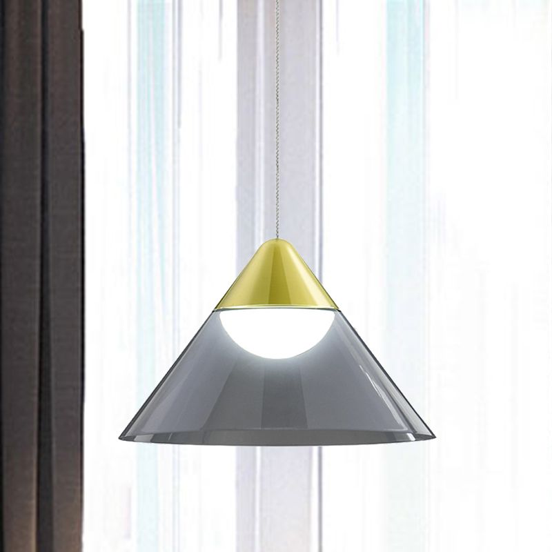 Nordic 1 Suspension de bulbe Light Gol Cone Pendante avec une nuance en verre gris fumé pour salle à manger