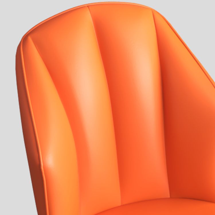 La salle à manger en métal Glam préside les chaises en cuir latérales tapissées sans bras pour le restaurant