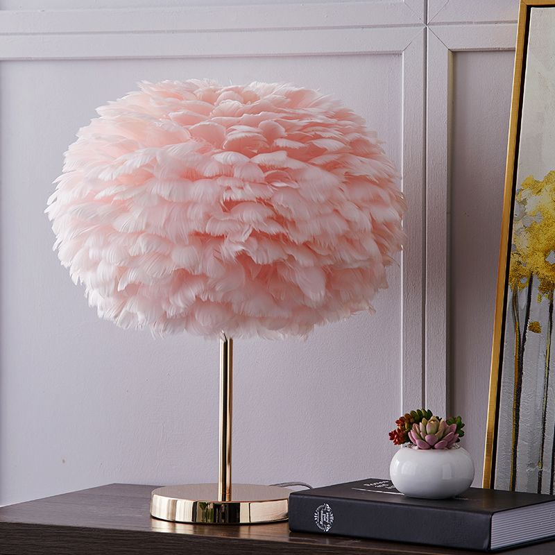 Lampada da tavolo con accento per soggiorno, lampada da comodino sferica in stile nordico con piume leggere a 1 testa