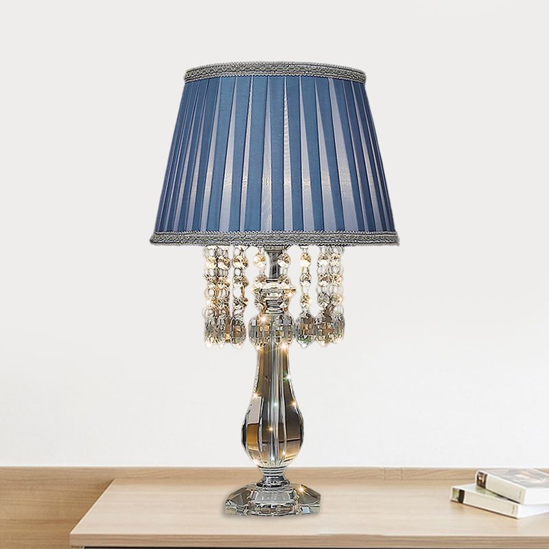 Beige/bordeaux/hemelblauw 1 lamp nachtkastje lamp traditionele heldere kristallen kralen bel/geplooide schaduw tafellicht voor slaapkamer