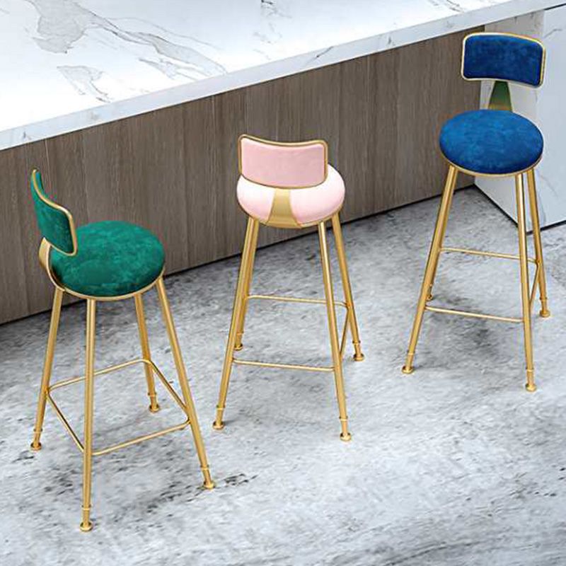 Taburete de bar de metal de estilo moderno con reposapiés y taburete de bar con respaldo bajo