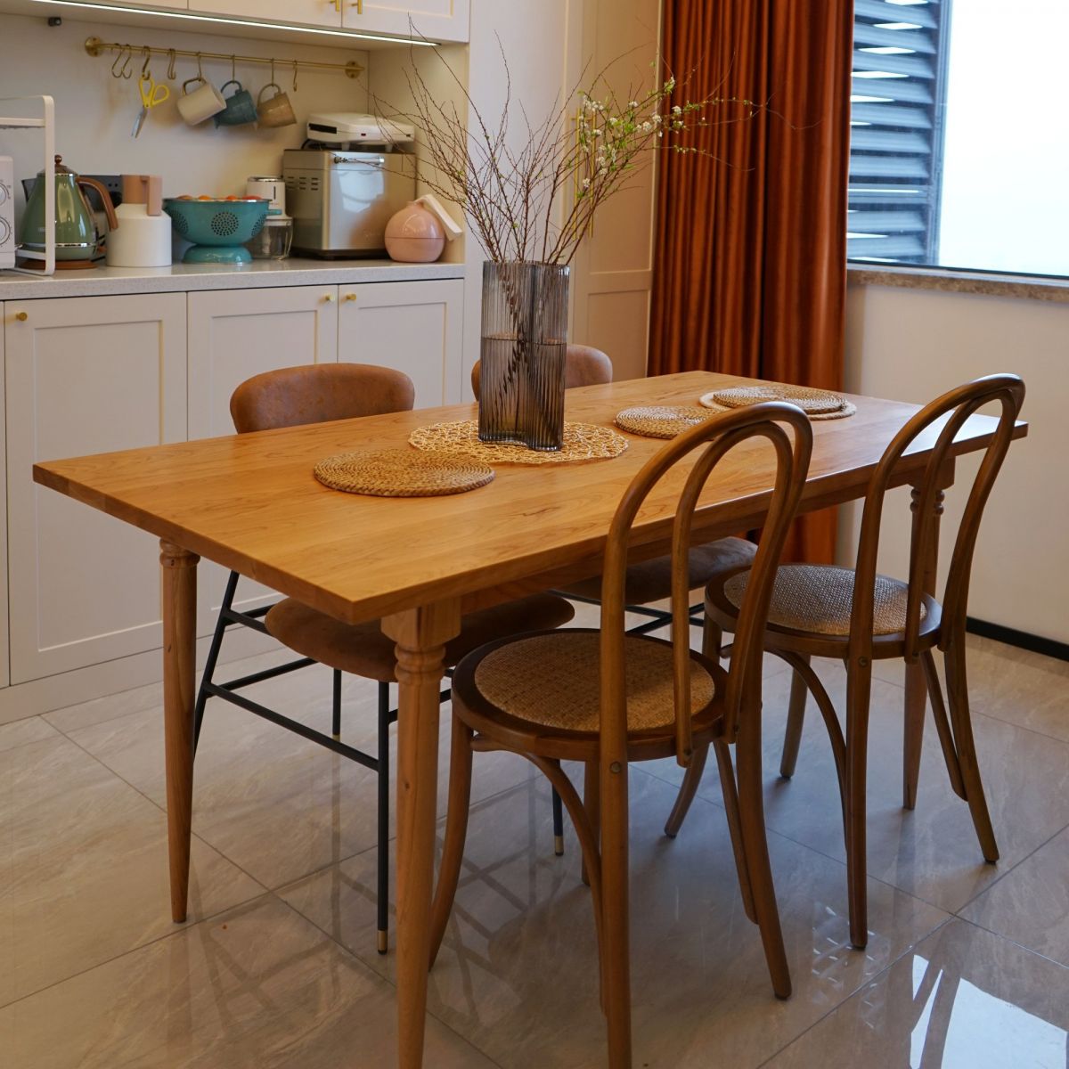Le bois de hêtre de style contemporain préside la cuisine arrière de Windsor dinant la chaise