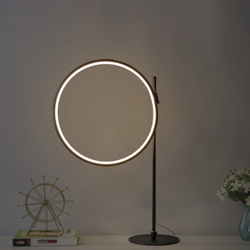 Modern Minimalist Style Round Strip LED LAMPAGGIO LAMPAGGIO METALE LIGHT per camera da letto