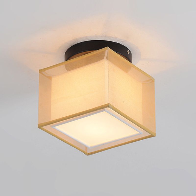 Traditionelle geometrische halbspüchen Deckenleuchte in der Nähe des Deckenlichts