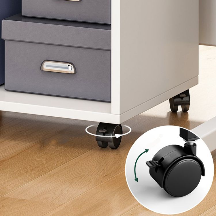 Libreria in stile scandinavo aperto per la sala di studio degli uffici per la casa