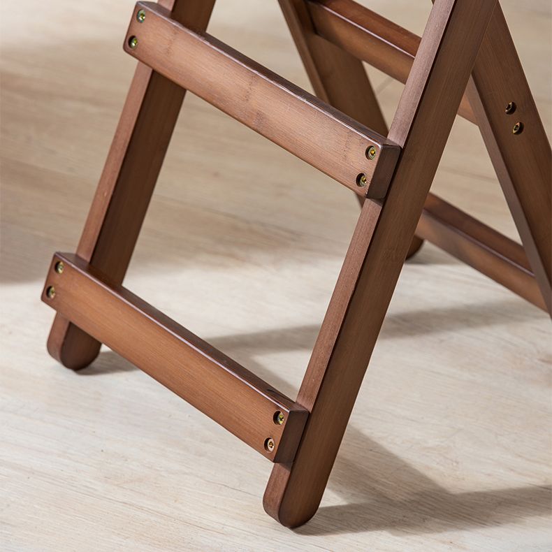 Moderner klappbarer Barhocker aus Holz mit Fußstütze und niedriger Rückenlehne für die Küche