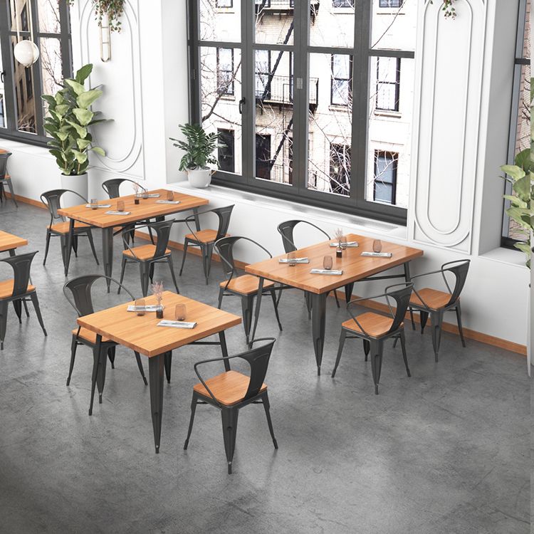 Mesa de comedor de madera sólida Mesa de comedor industrial de 4 patas con base de metal