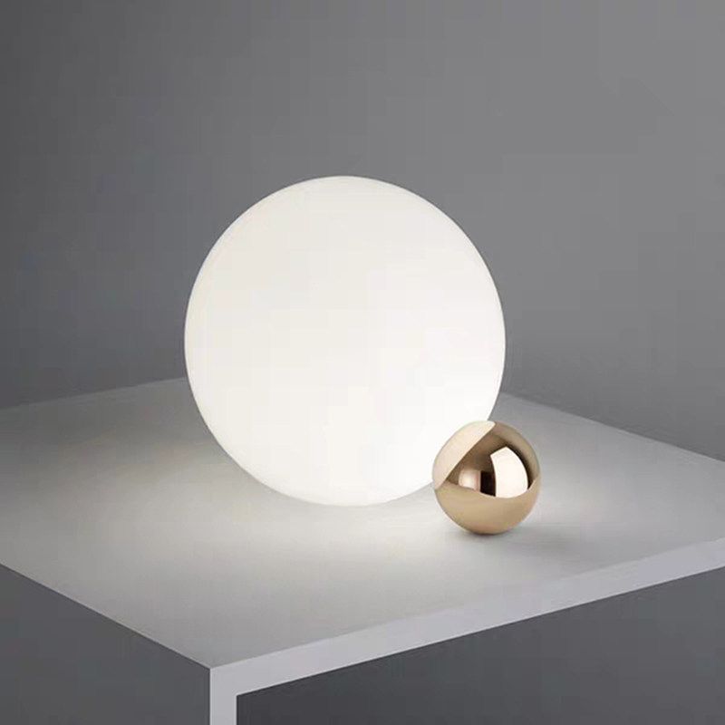 Orb-Nachttisch-Beleuchtung handgeschossiger weißes Glas Ein-Bulb-minimalistischer Nachttischlampe in warmem/weißem Licht
