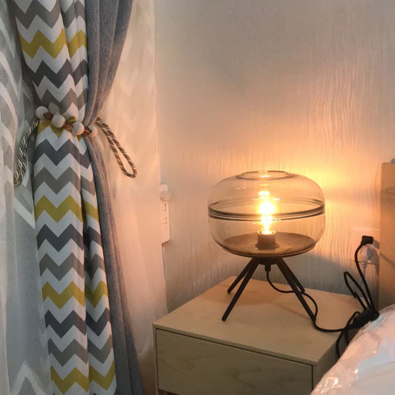 Lampe de table en verre de tambour de style nordique de style simplicité 11,5 "de largeur de chambre à coucher avec base de trépied en métal noir