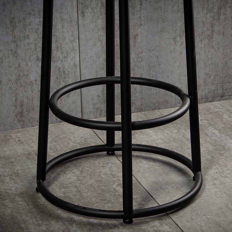 Tabouret de bar industriel en bois marron, haut d'intérieur vieilli, avec siège rond