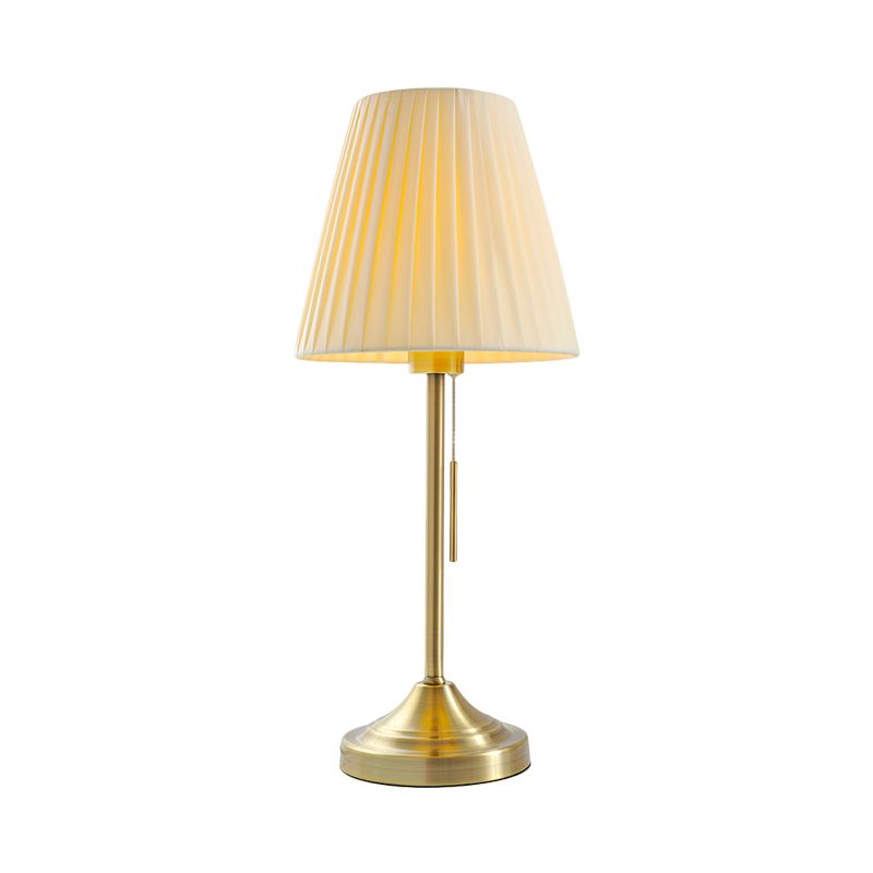 Moderne conische nachtlamp geplooide stof 1-licht slaapkamer metalen tafellicht in beige/rood met trekketting