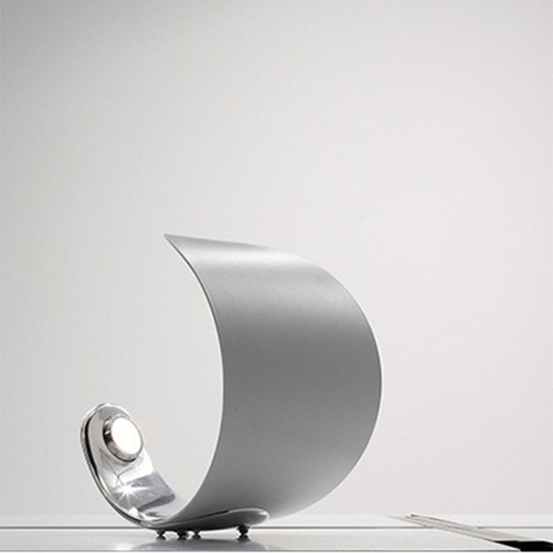 Luz de mesa LED de dormitorio metálico de lámpara de luna en forma de luna en forma de luna con cable enchufable