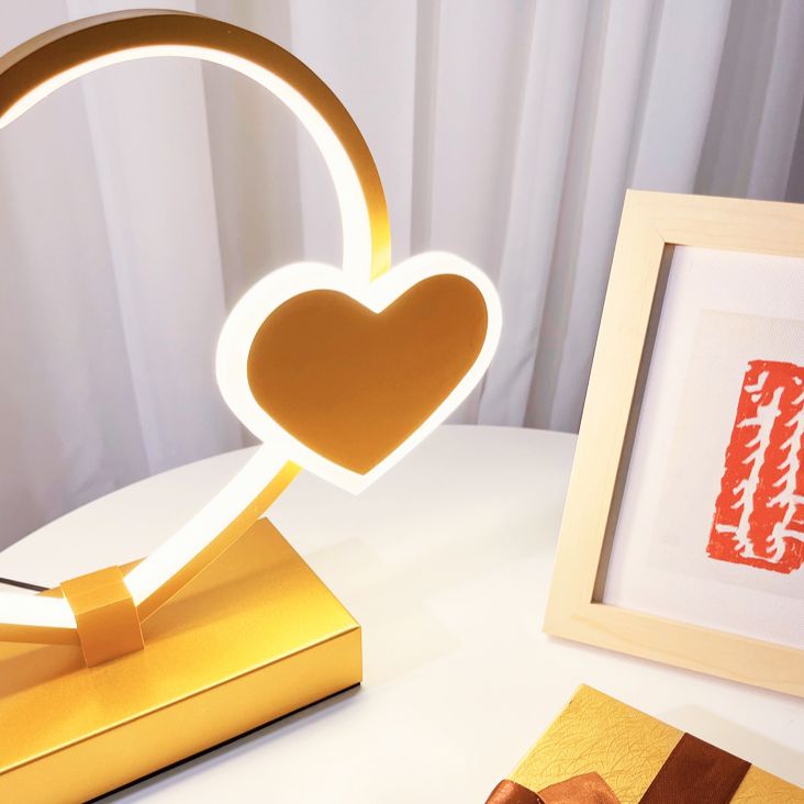 Romantic Heart Shaped Table Lamp Modern Metal Bedroom LED Night Light