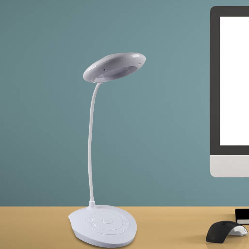 Plastic Circle Shade Standing Desk Lamp voor Bedide Modern LED USB -oplaadtafel Licht in het wit