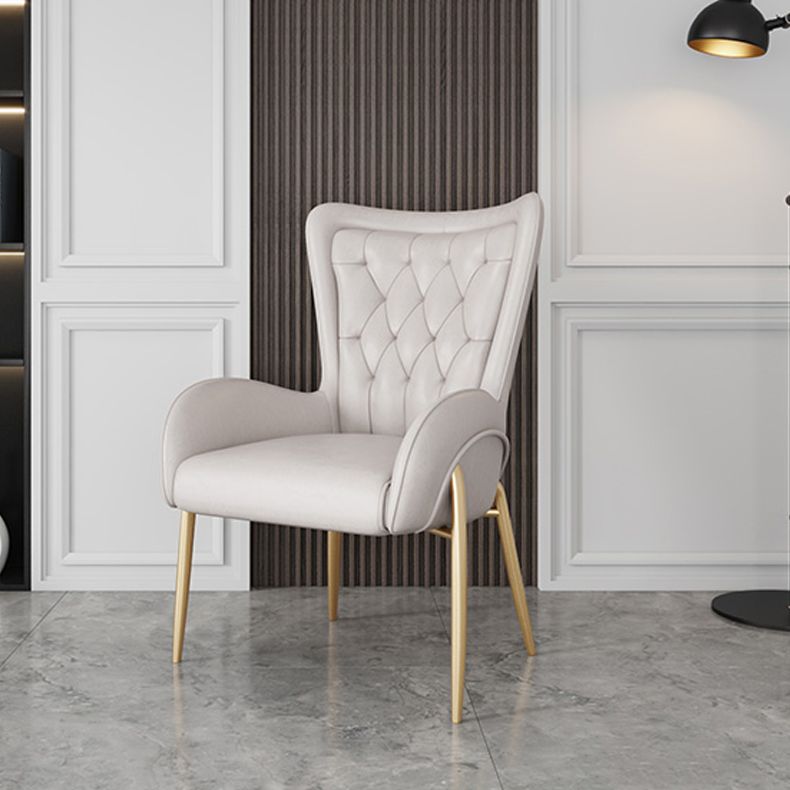 El comedor del metal de Glam preside la silla tapizada del brazo lateral para el uso en el hogar