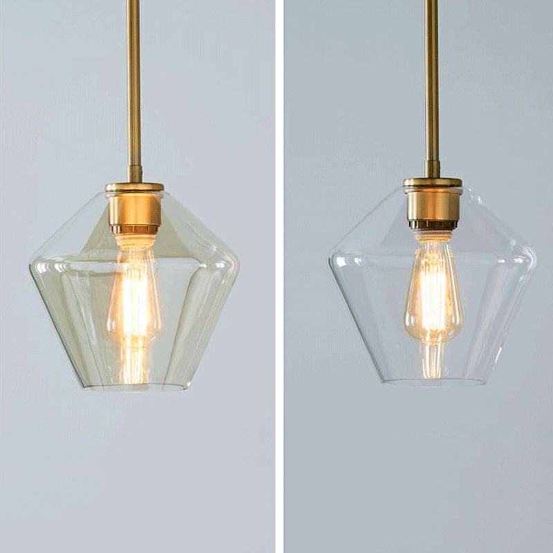 Un bicchiere di vetro leggero sospeso con la testa per la sala da pranzo