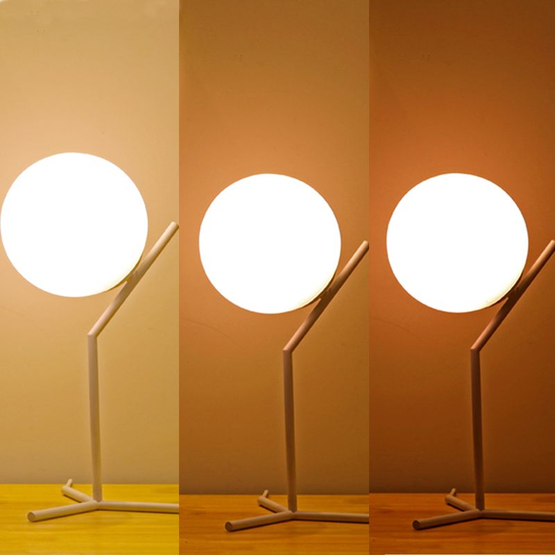 Moderne statief tafelverlichting metaal 1-licht slaapkamer nachtlampje met bal witte glazen schaduw