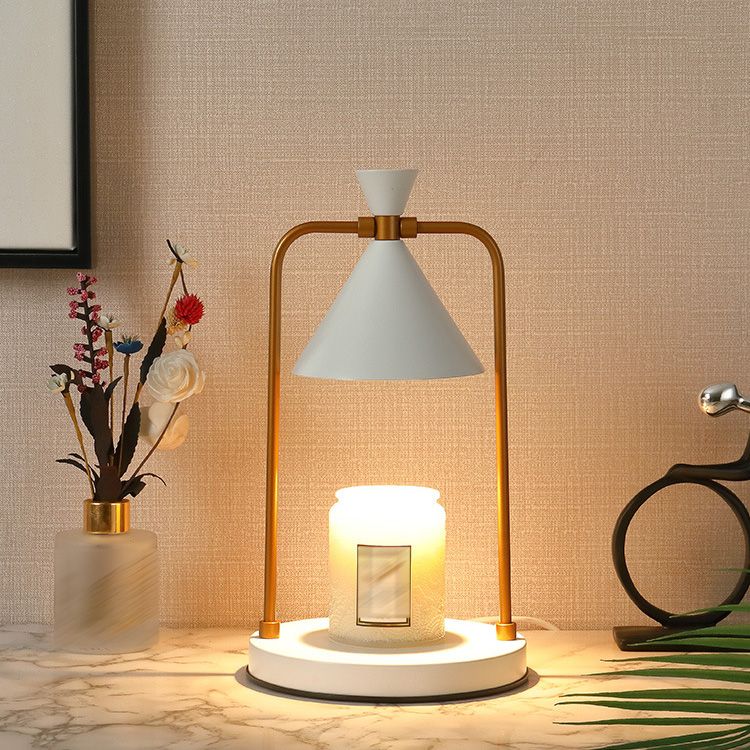 Lampada da tavolo a forma di cono in stile postmoderno Lampada da tavolo in metallo a 1 luce per camera da letto