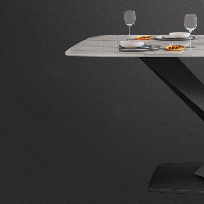 Juego de comidas minimalistas con mesa de comedor de piedra sinterizada y sillas tapizadas