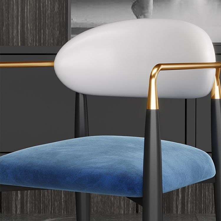 Silla de comedor con respaldo abierto tapizada con brazo de estilo diseñador