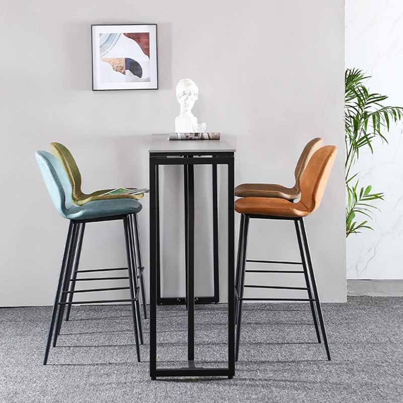 Industrie-Thekenhocker aus Leder, Barhocker aus schwarzem Metall mit niedriger Rückenlehne und Fußstütze