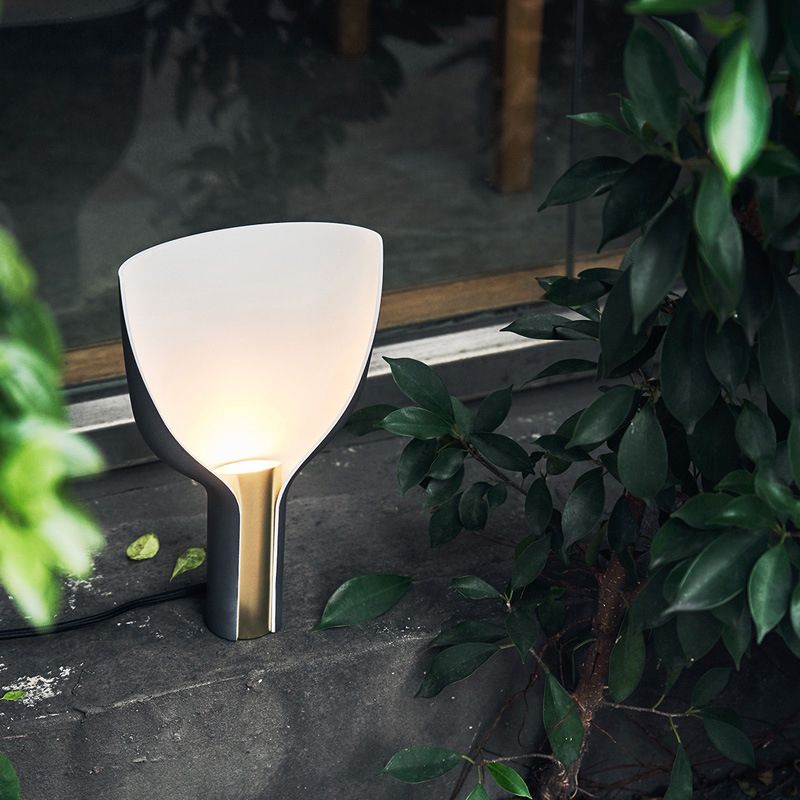 Comodino da camera da letto a mezzo imbuto, leggero, in metallo, a 1 luce, illuminazione da tavolo contemporanea in nero