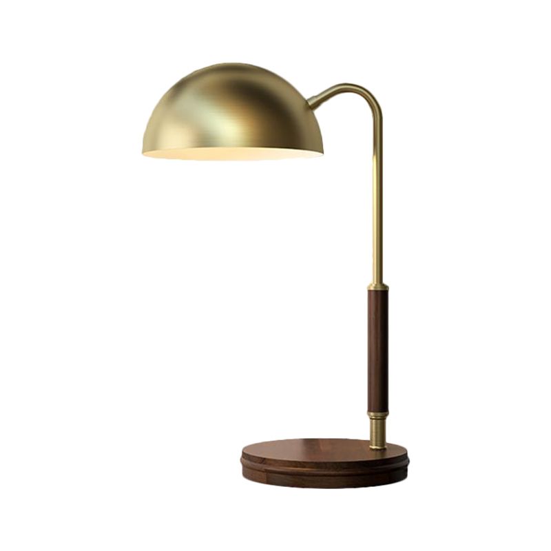Luz de mesa de tono de cúpula de metal simple 1 cabeza 1 cabeza lámpara de noche marrón con brazo curvilíneo para sala de estar