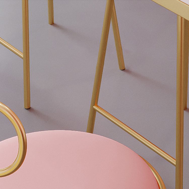 Table blanche de style glam dans le haut en fer et la table de bar à thé à lait en marbre en marbre en marbre