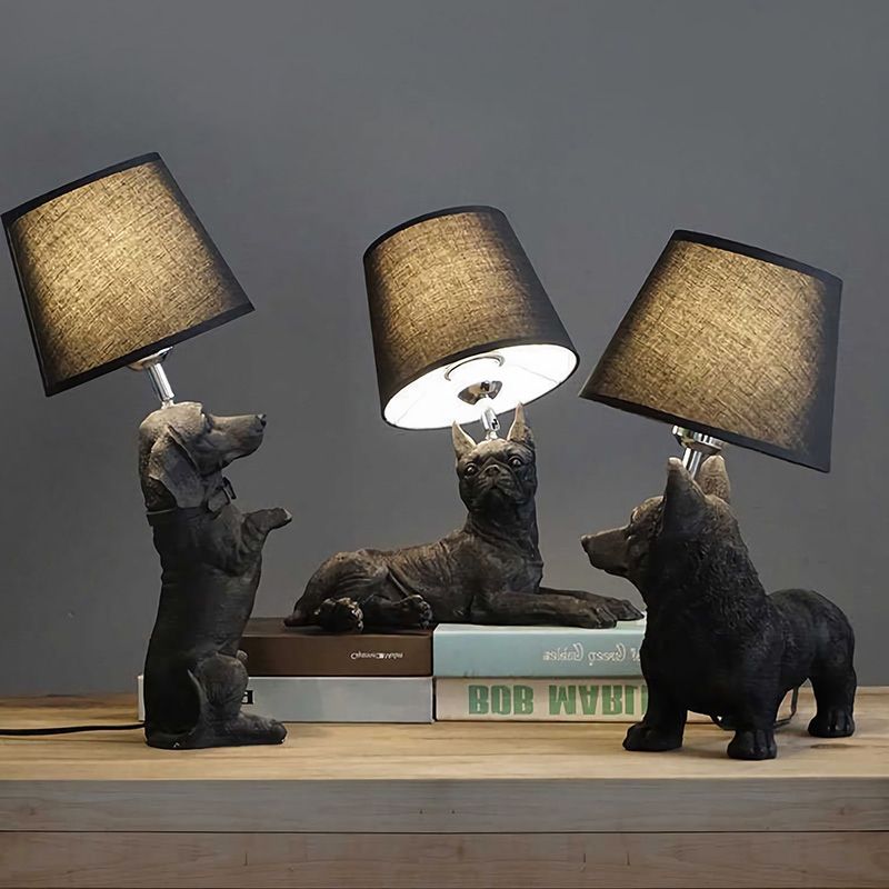 1 Glühbirne Stoff Nachtisch Licht traditionelle schwarze Schlagzeugschlafzimmer Nachttischlampe mit Harzhund Basis