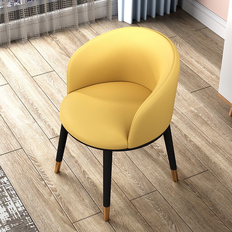 Silla de comedor tapizada moderna con respaldo sólido y acabado mate