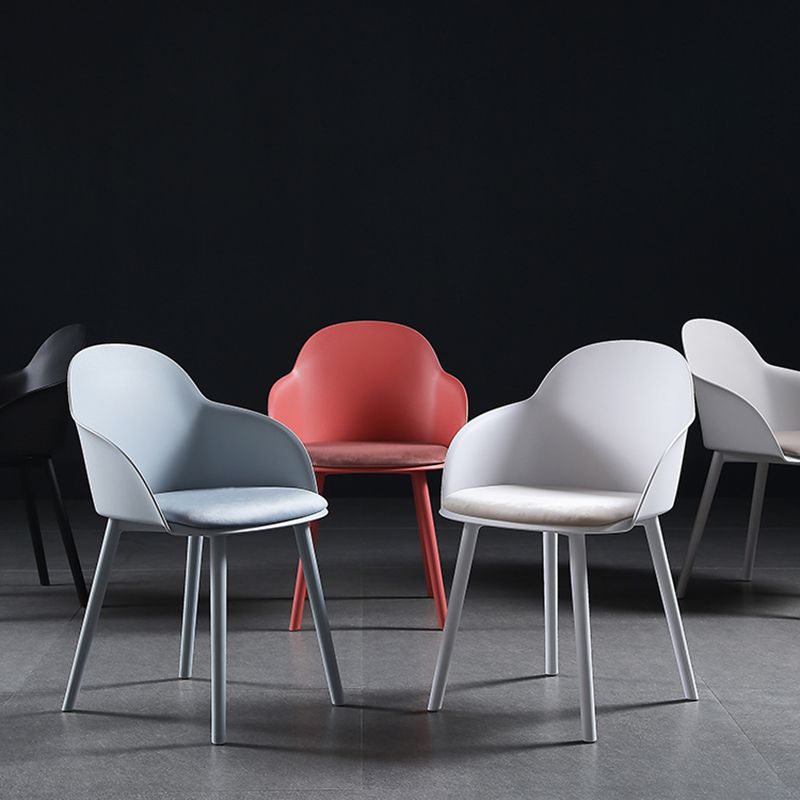 Silla de comedor estilo moderno Silla auxiliar con brazo de cocina y patas de plástico