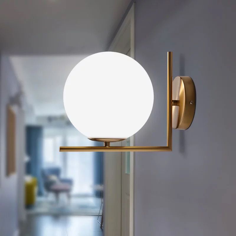 Minimalistische kogelwandlamp Opaline glas 1 lamp gangpad lampje met rechterhoekarm in messing