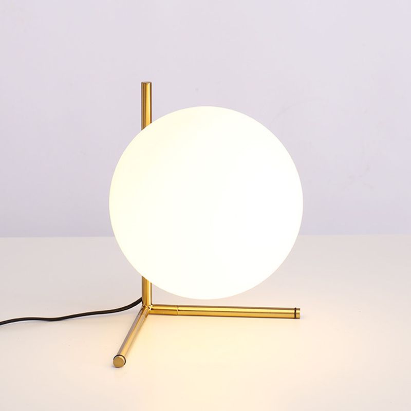 Lampada da tavolo globo dorato in stile moderno e conciso Lampada da tavolo in ferro placcato per spazi interni