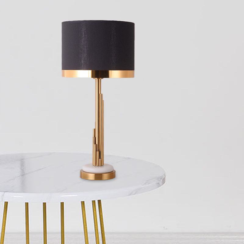Éclairage de tâche de bulbe contemporain 1 lampe de table de nuit cylindrique en or avec une teinte en tissu noir