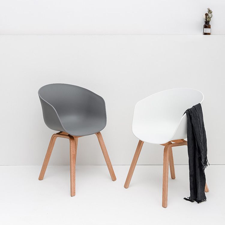 Zeitgenössischer Stil Esszimmerstühle fester Armstuhl mit Holzbeinen