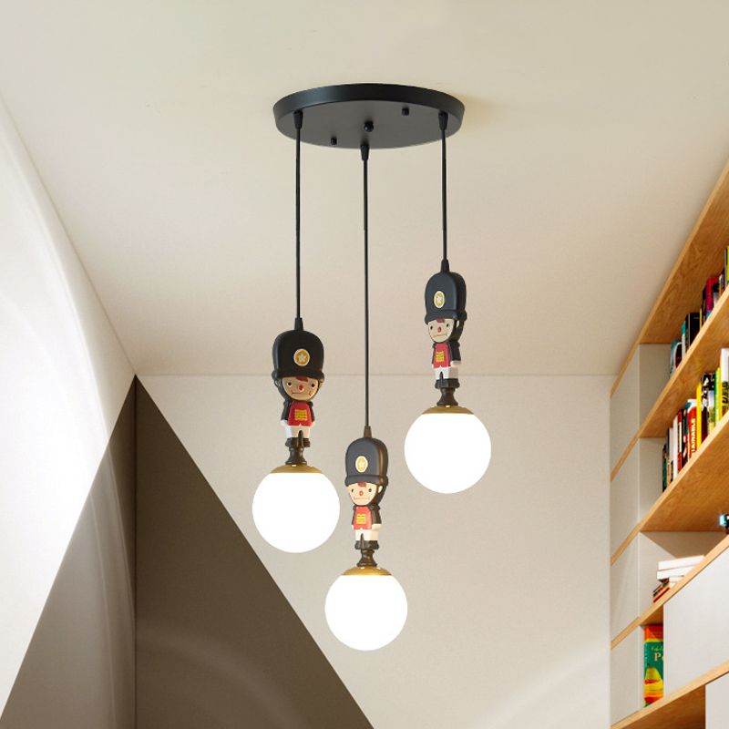 Globe Hanging Light Kit Cartoon Glas 3 Köpfe schwarzer Muti -Lichtanhänger mit Soldatendekoration