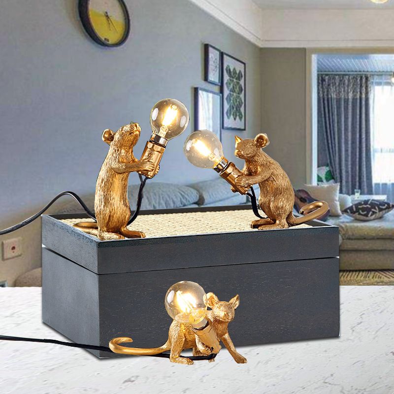 Acabado dorado mouse pequeña mesa de mesa decorativa de resina decorativa para dormitorio para dormitorio