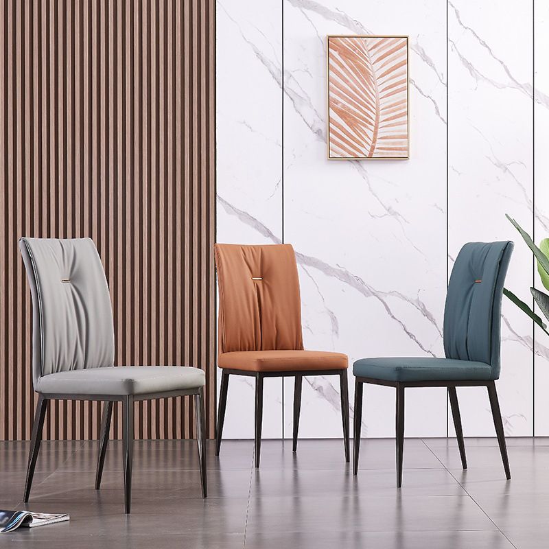 Moderne zeitgenössische Leder -Parsons -Stuhlseite Essstühle mit Metallbeinen