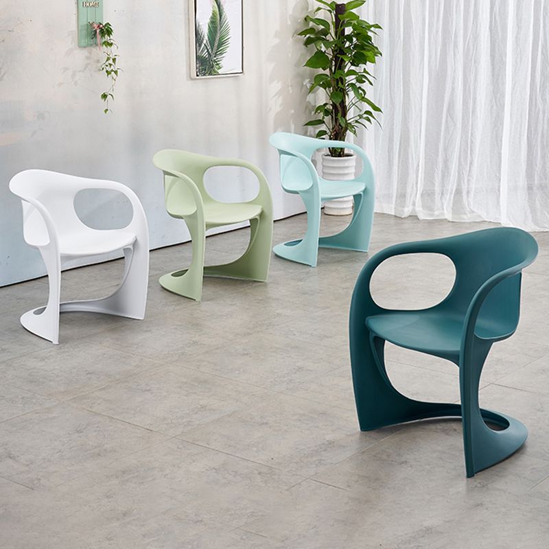 Scandinave Plastic Dining Dining Brack Chairs Solid Back Fairs pour la maison