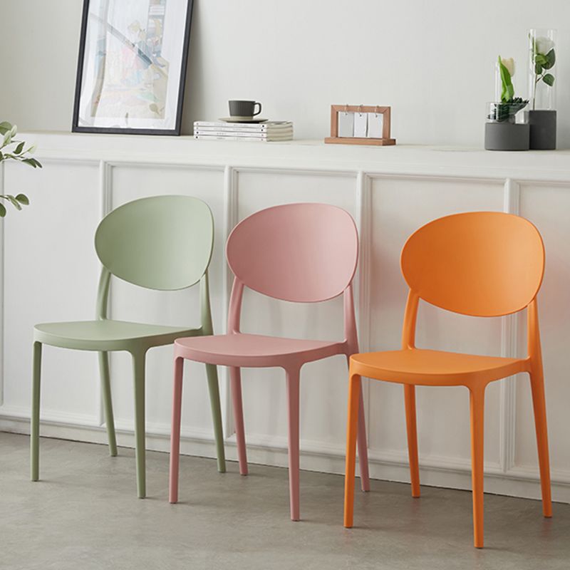 Silla de comedor de plástico mate con respaldo abierto para restaurante escandinavo